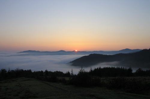Осінній туман в Карпатах. Захід сонця в горах