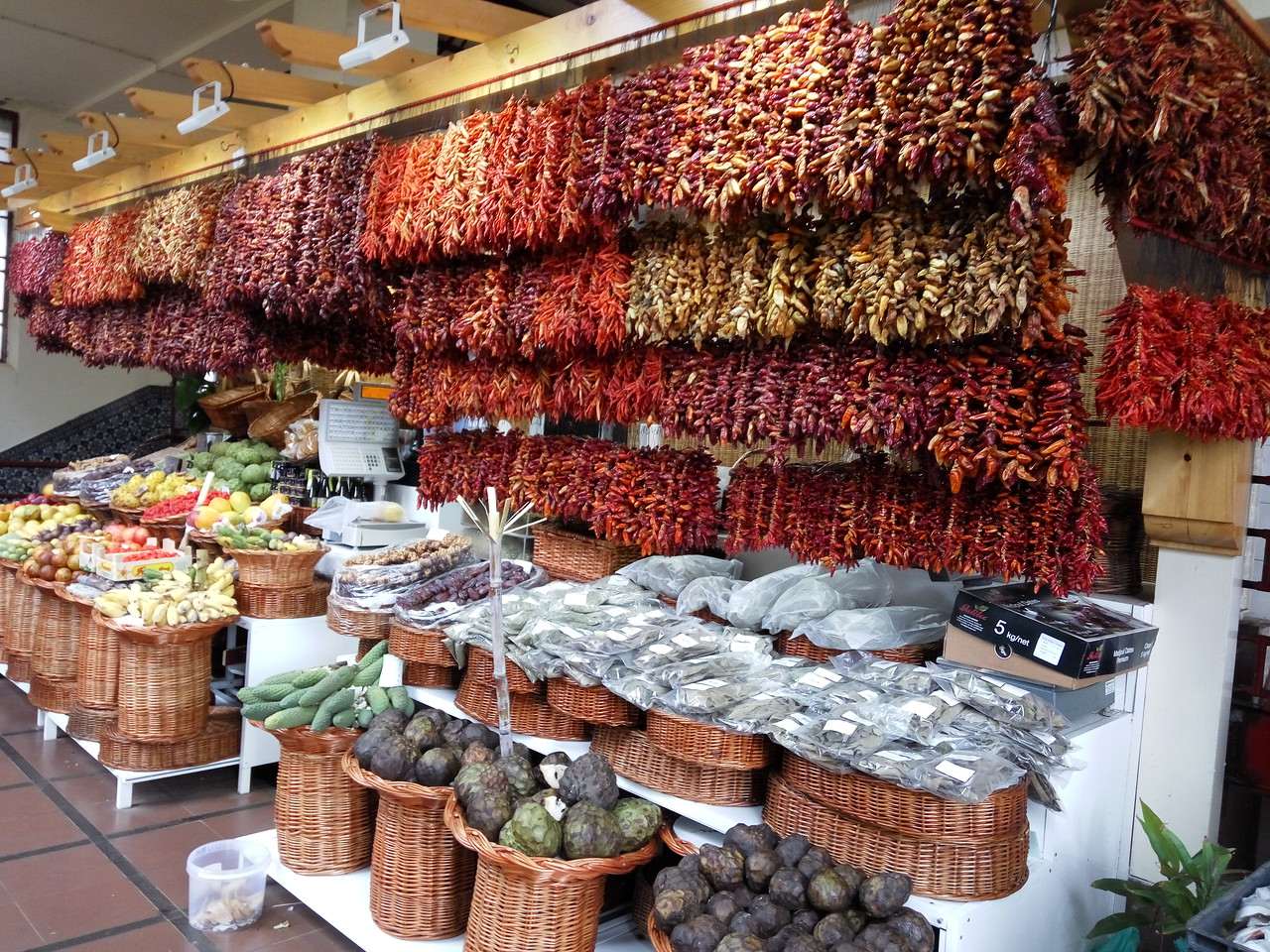 Крамниця з прянощами і тропічними фруктами