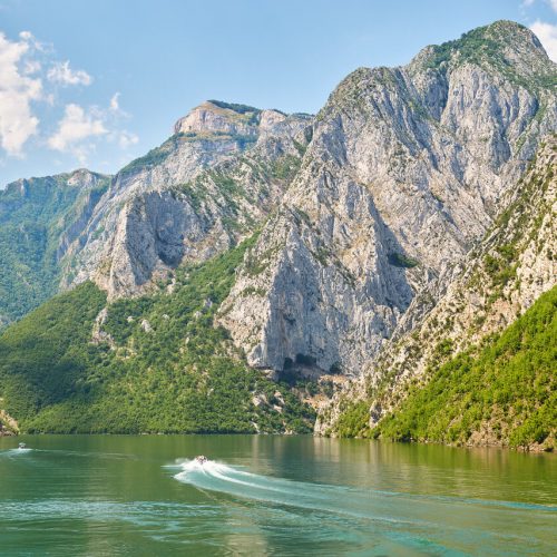 Озеро Комани - самый южный фиорд Европы