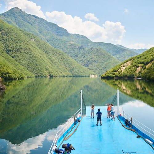Паромная переправа на озере Комани Албания