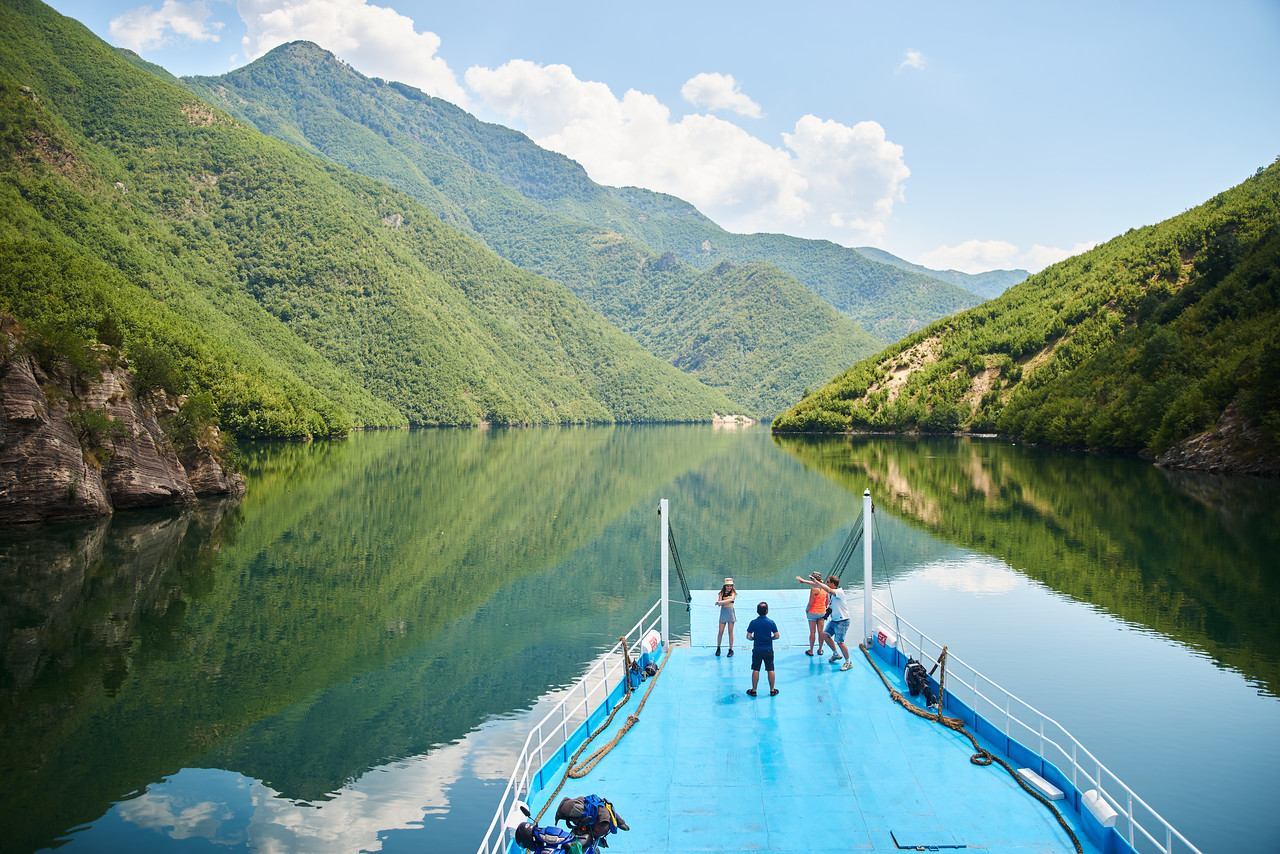 Паромная переправа на озере Комани Албания