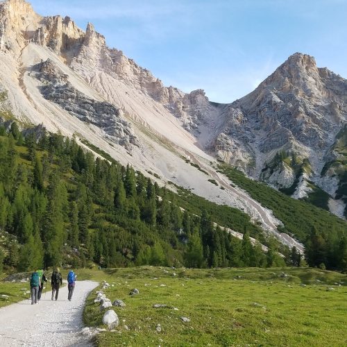 Група на стежці в Альпах Байерс