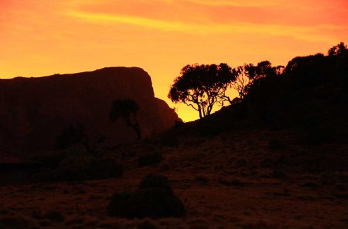 Захід сонця в горах Африки