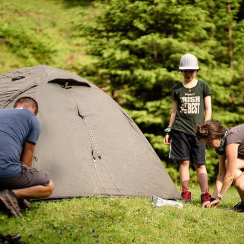 палатка с детьми в походе