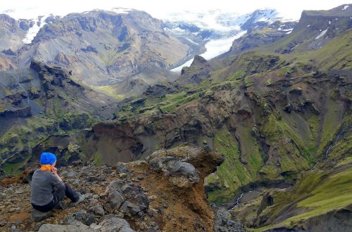 Турист в горах Ісландиї