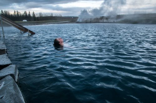 термальная река в Исландии