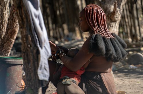 Женщина племени химба за работой