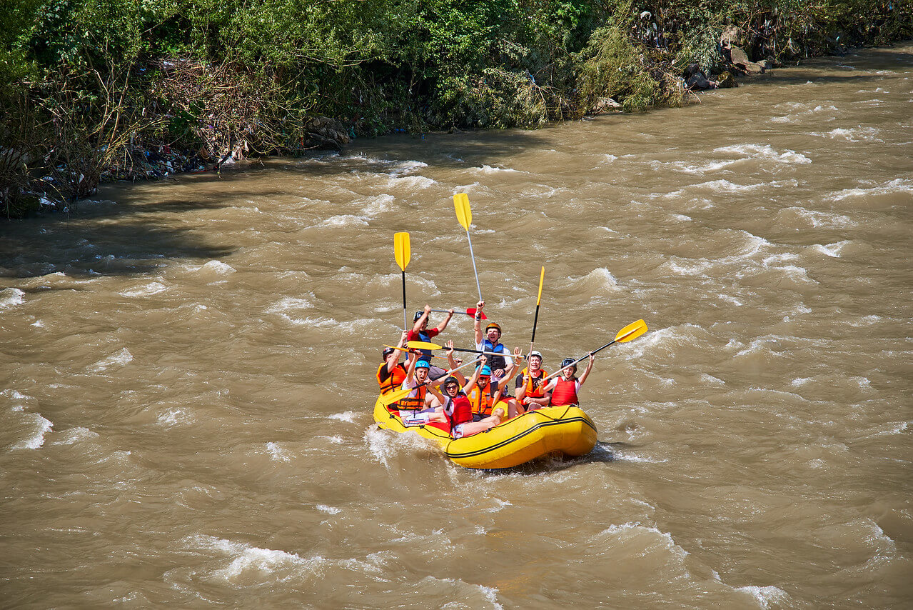 Група туристів на рафтингу в Карпатах