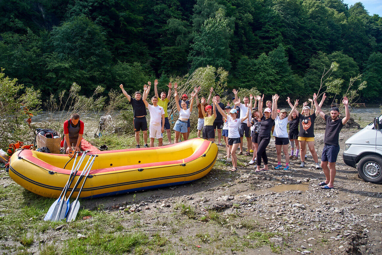 Группа на березі Тиси перед рафтингом