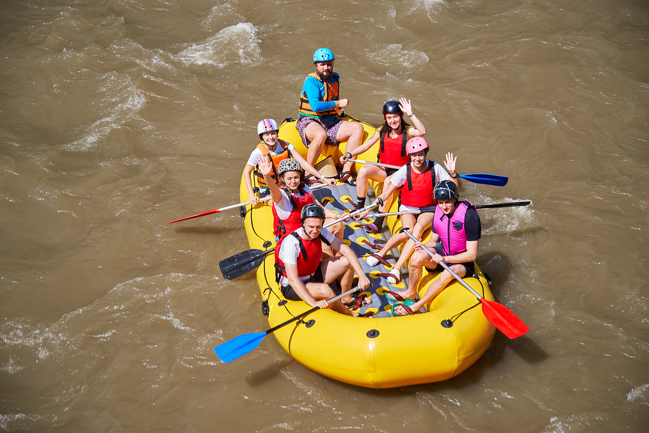 Група туристів на рафтингу по Тисі