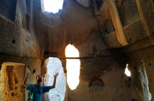 Турист в скальном монастыре в Каппадокии