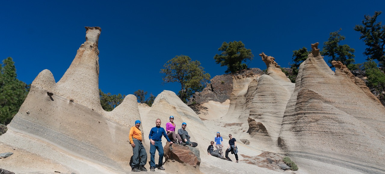 Група туристів на Місячному пейзажі