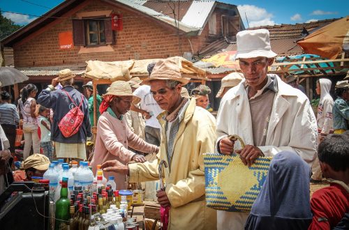 Малагасийцы на рынке