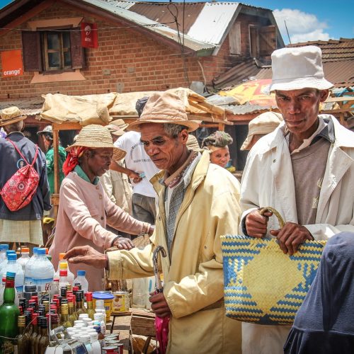 Малагасийцы на рынке