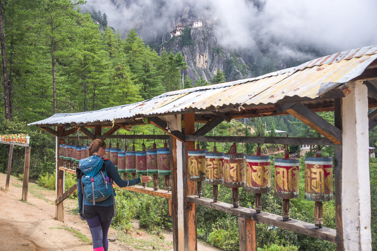 Бутан вопрос. Туристы в бутане. Тур в бутан. Бутан походы в горы. Столица королевства бутан.