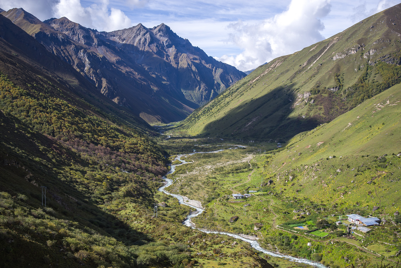 Річкова долина в Гімалаях