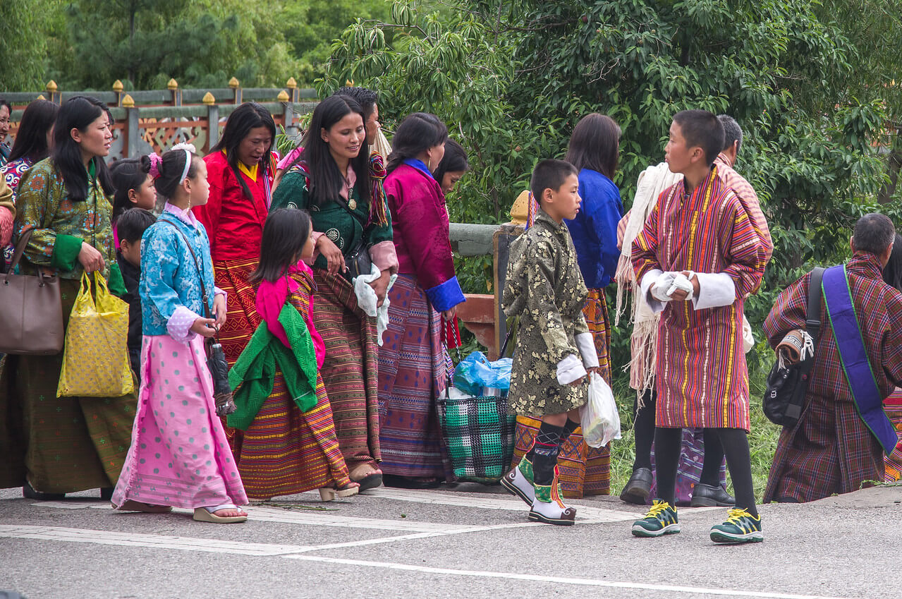 Бутана больше. Королевство бутан жители. Королевство бутан население. Бутанцы народ.