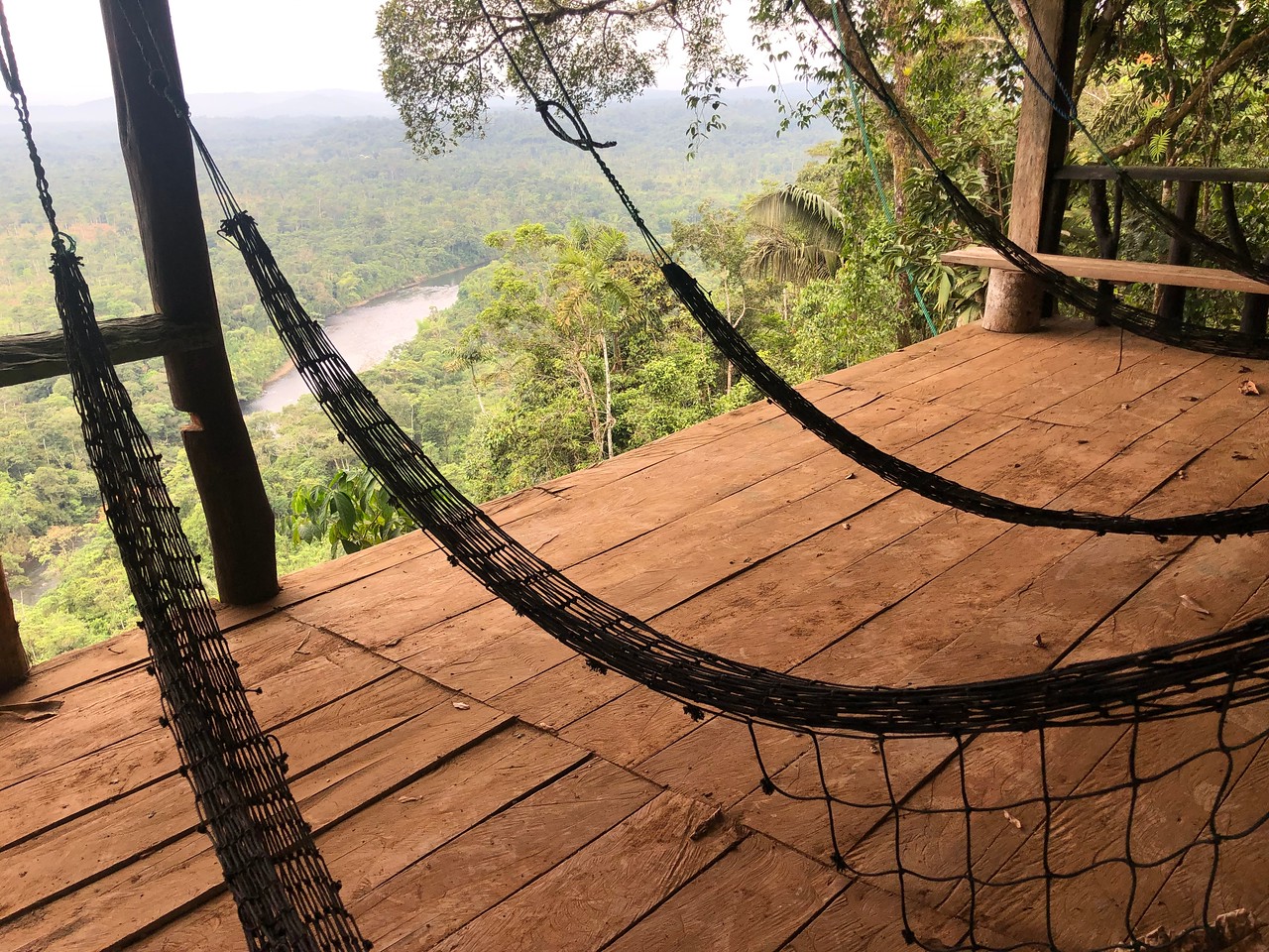 Гамаки в будинку на сваях