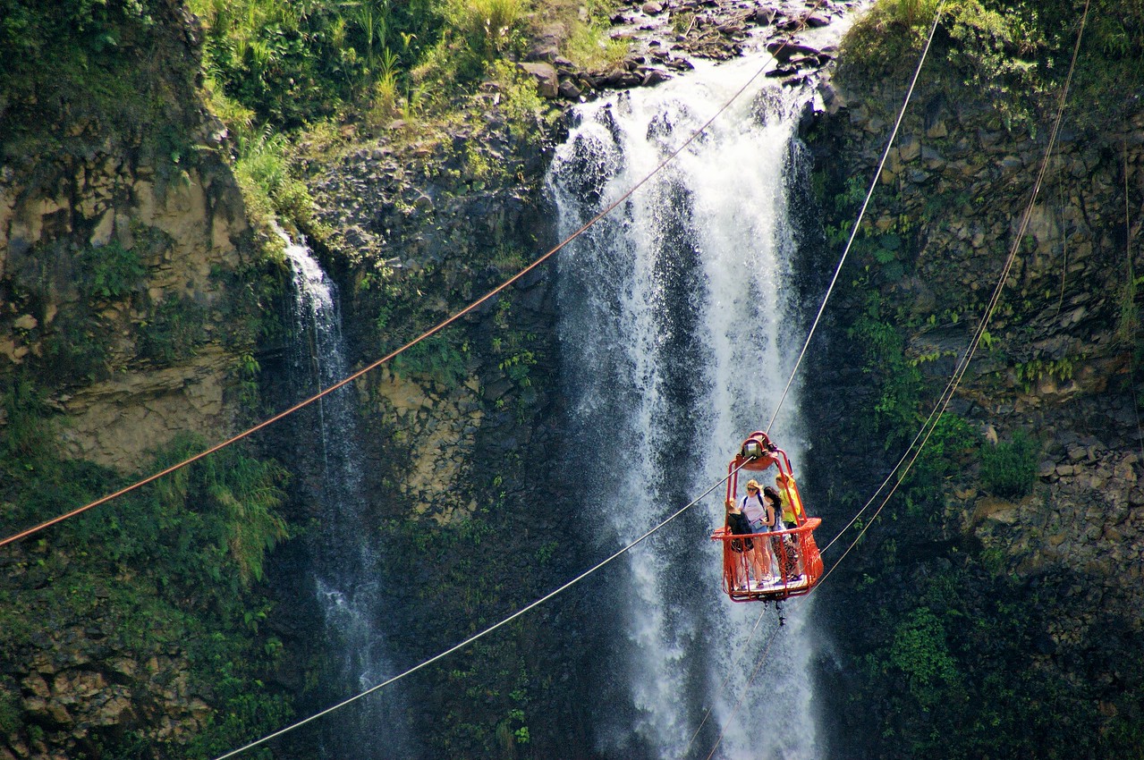 Туристи над водоспадом