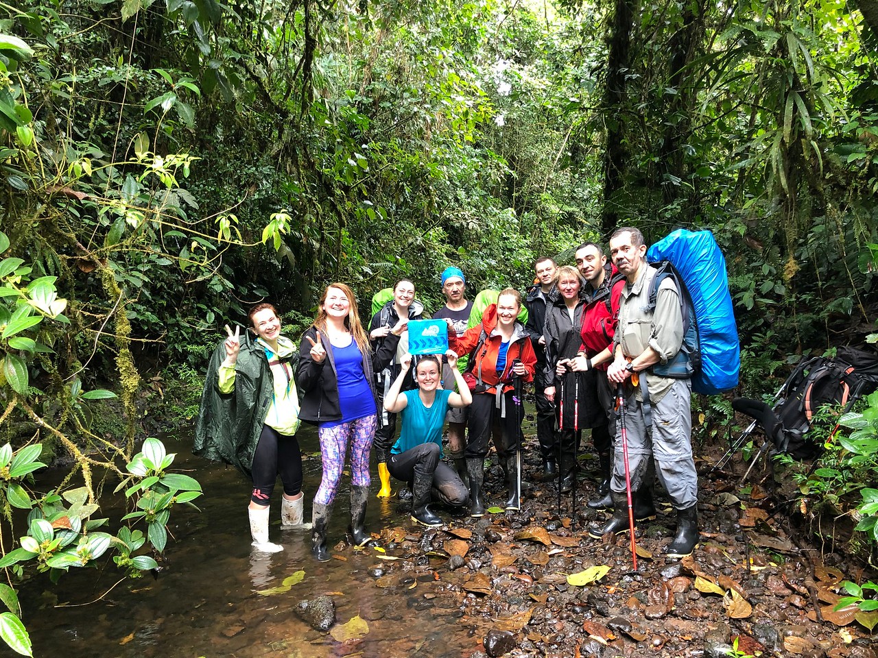 Група туристів в джунглях Сумако