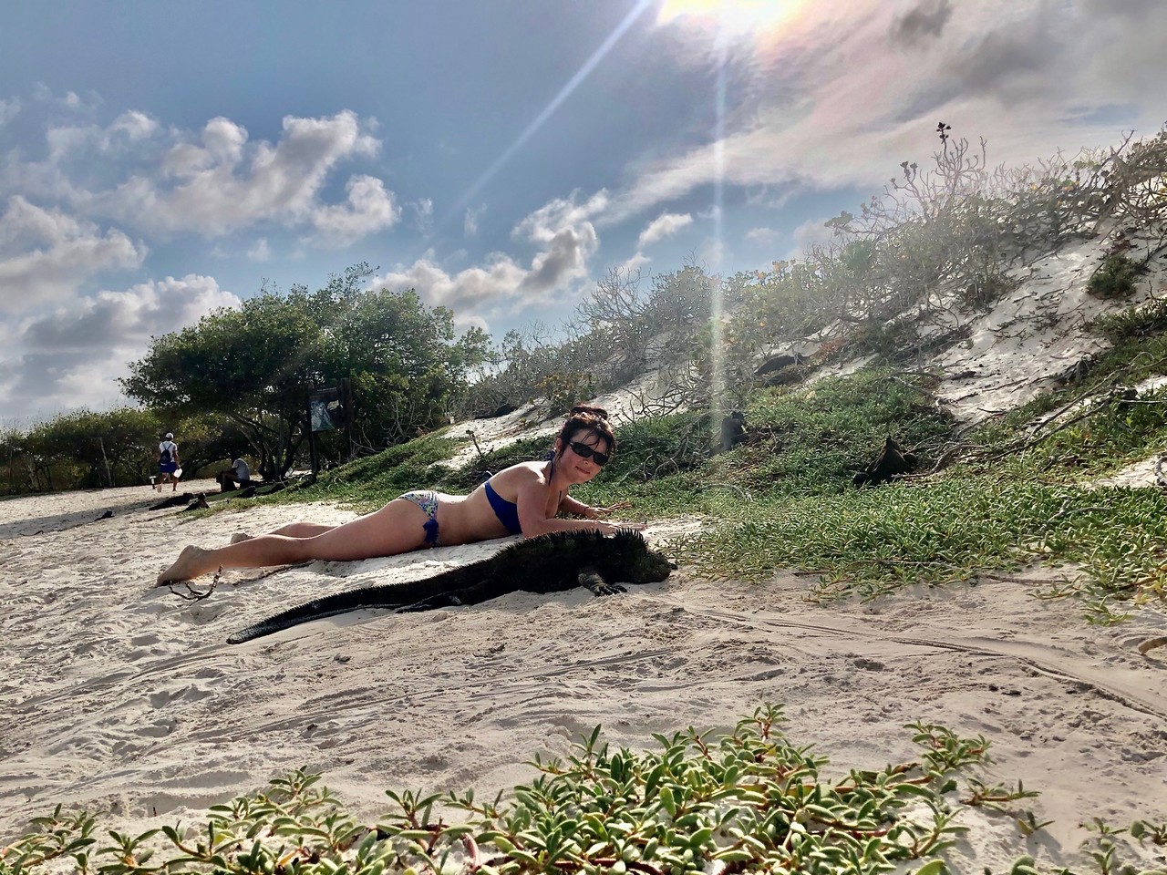 Туристка на пляжі Галапагосів