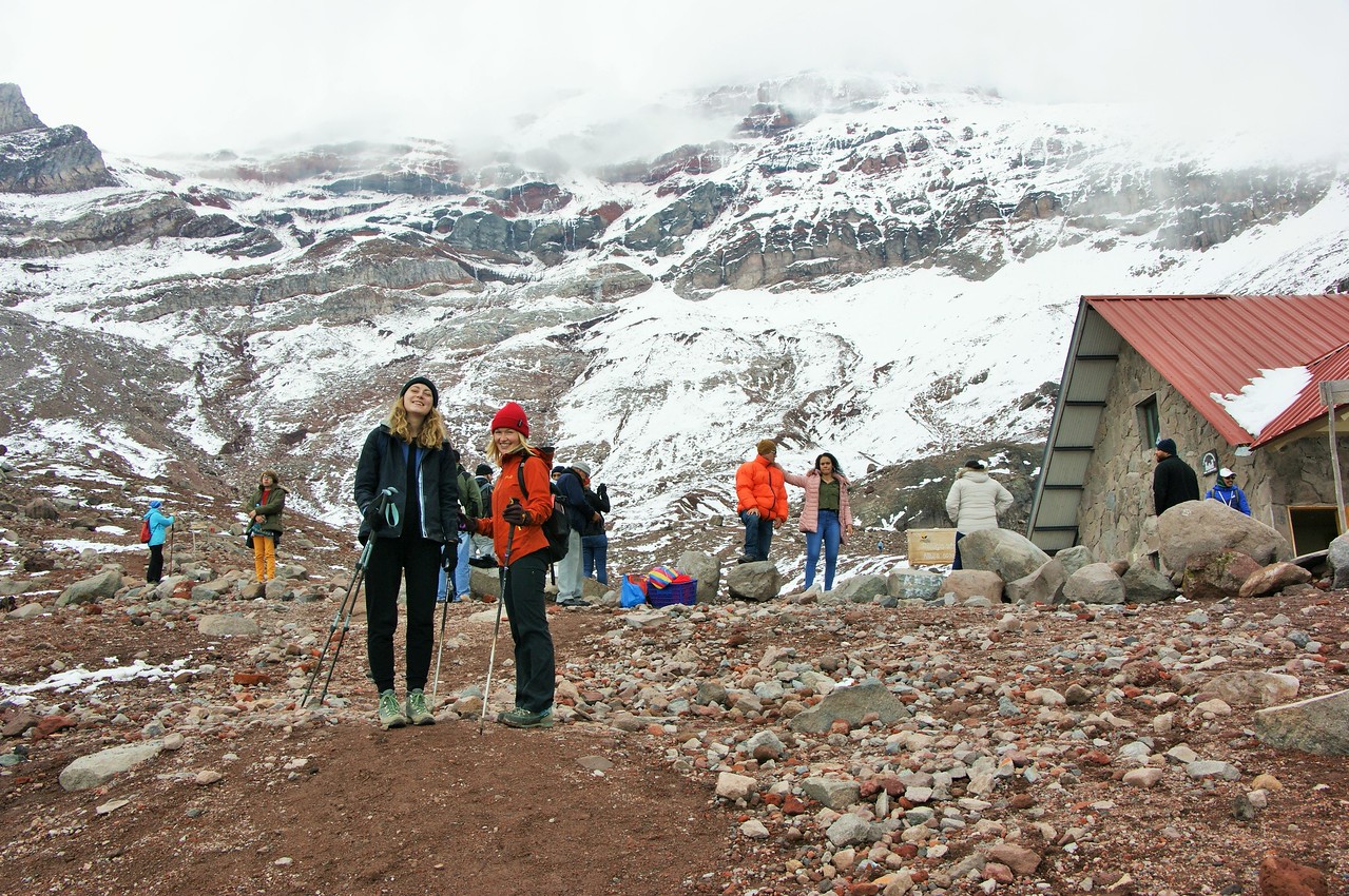 Туристи в базовому таборі Чімборасо