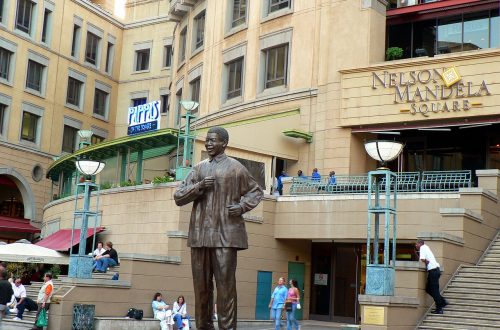 Памятник Нельсону Манделле в Йоханнесбурге