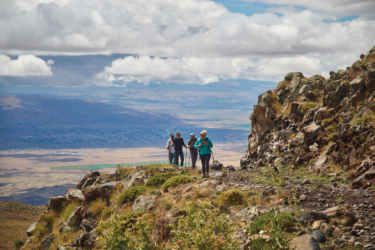 Туристы на подъеме на Арарат