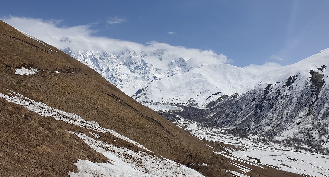 Шхара в травні
