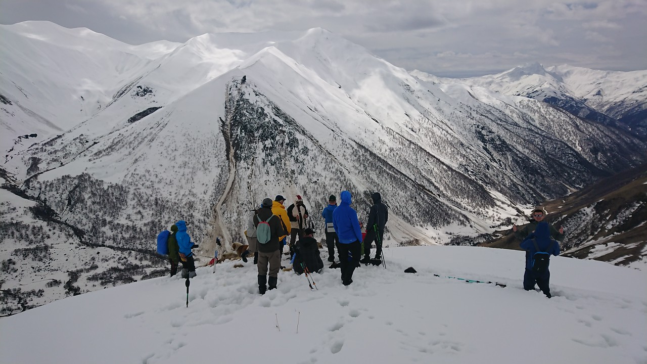 Туристи в поході в Грузії на травневі