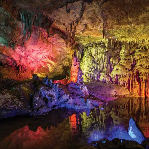 фото підсвітки озера в печері Прометей