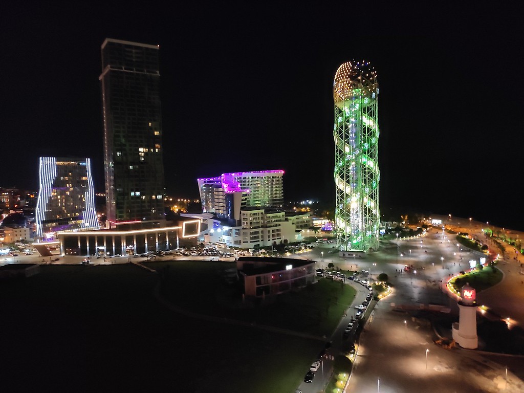 Нічний Батумі з колеса огляду