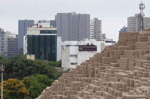 Пирамида в центре Лимы