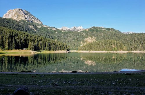 Черне озеро і Медвідь гора в Чорногорії