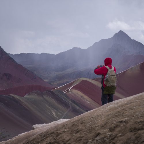 Турист фотографирует горы