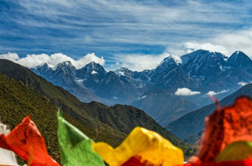 Молитвенные флаги в горах Тибета