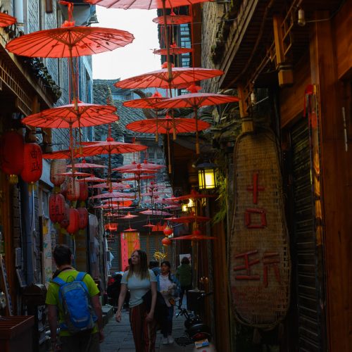 Красные зонтики в Китае