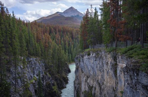 каньон і річка в Канаді