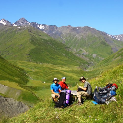 Туристы на привале на Кавказе