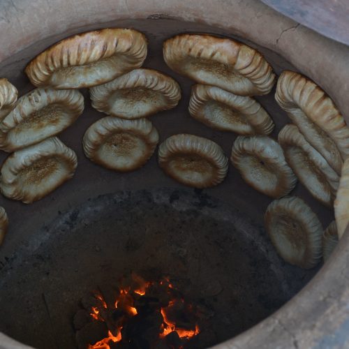 Таджикские лепешки в печи тандыре