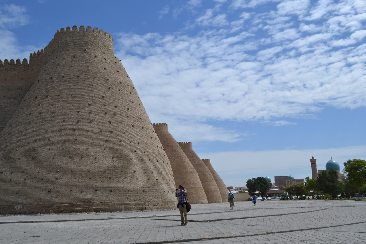 Стіни фортеці старого міста Бухари