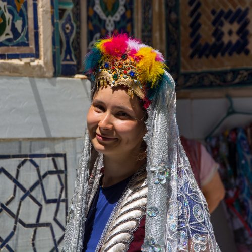 Туристка клубу в традиційному капелюшку в Узбекістані