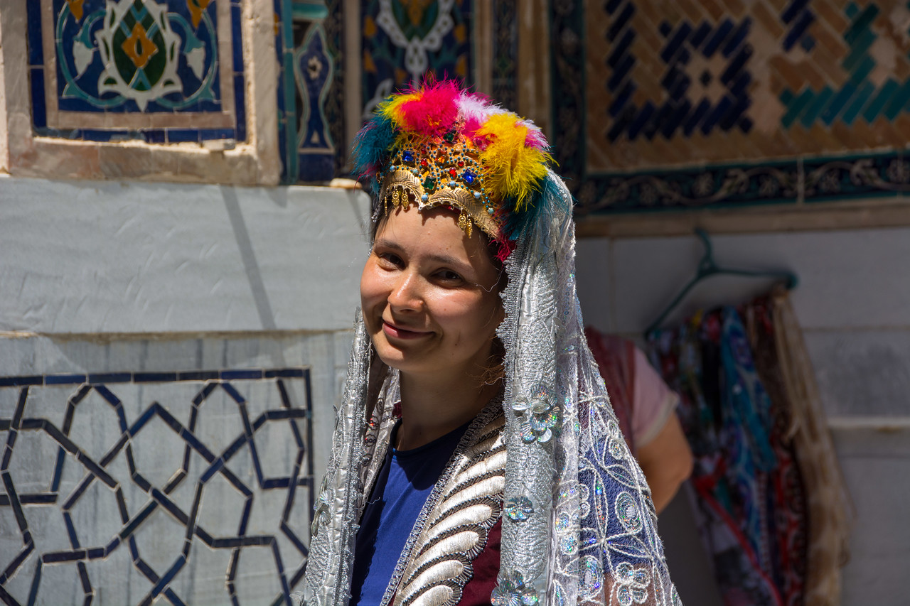 Туристка клубу в традиційному капелюшку в Узбекістані