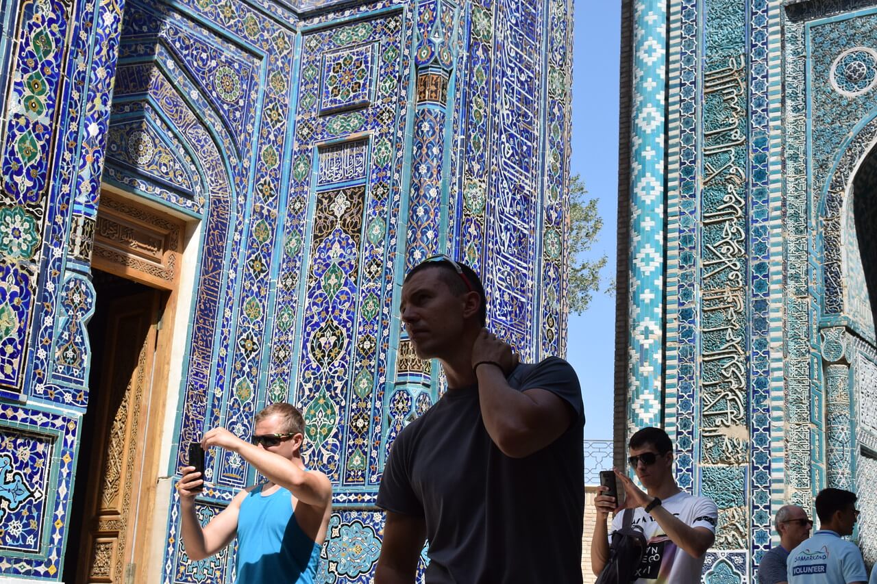 Турист на самаркандському регістані