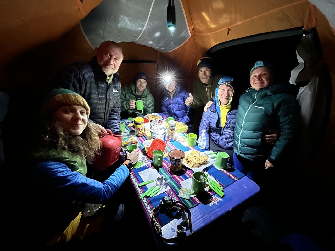 їжа в треку по Болівії - намет їдальня посеред гір Кордільєра Реаль