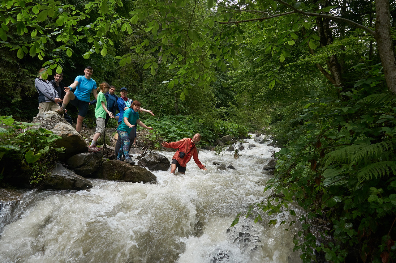 Ьілий потік: брід ріки в дощ