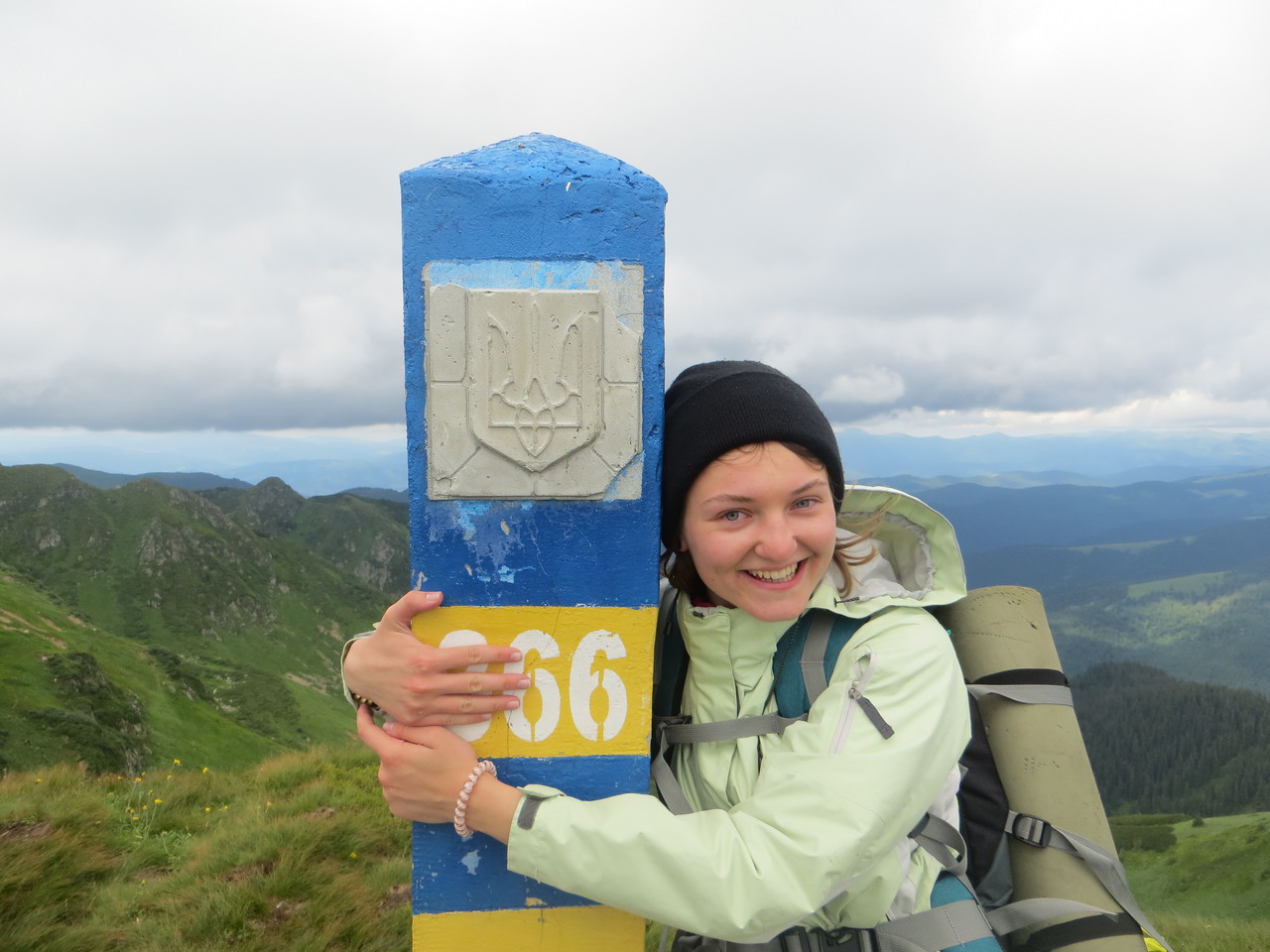 Пограничный столбик в Карпатах. Туристка в Карпатах на границе с Румынией