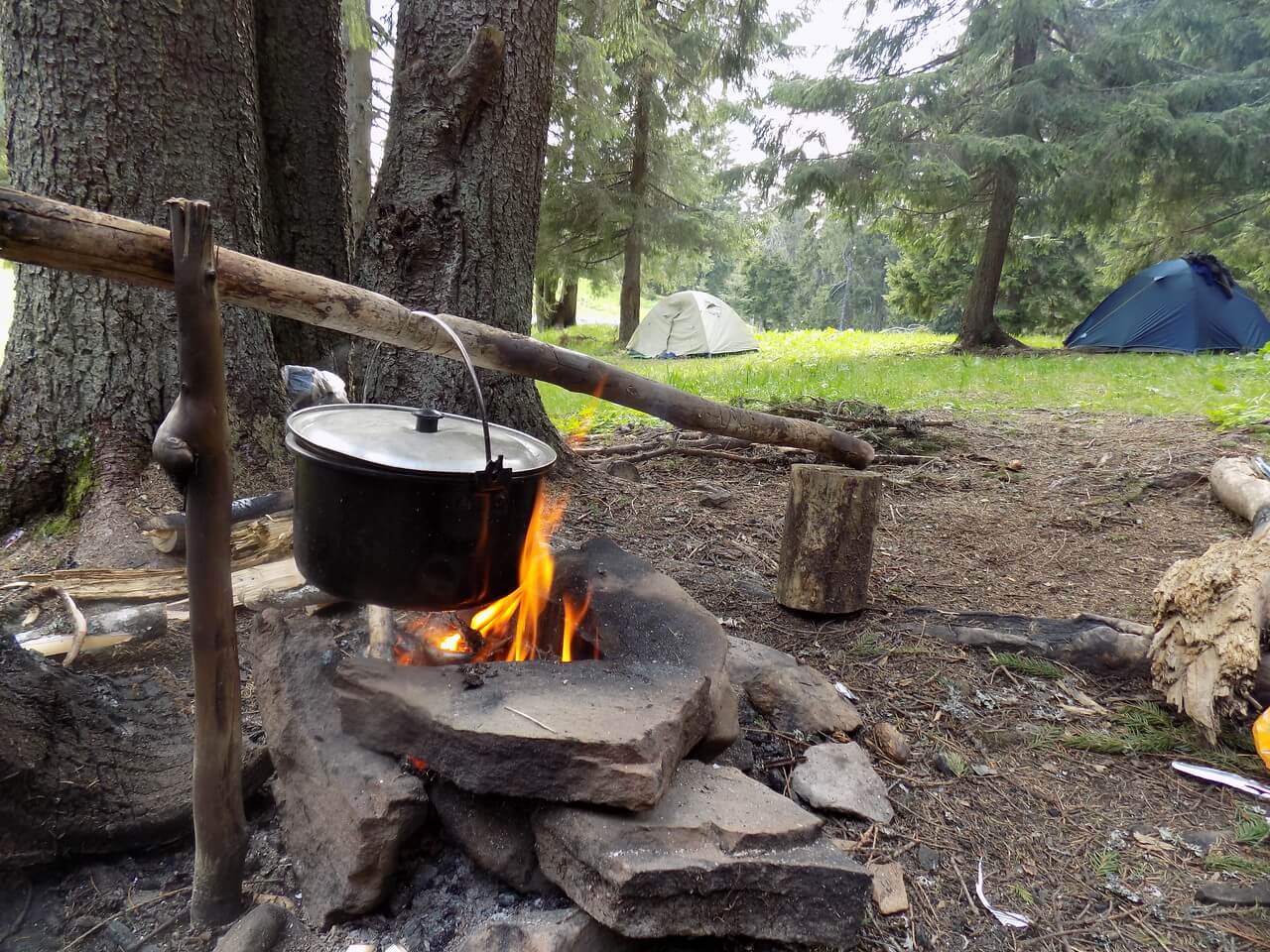 Табір в поході Карпатами