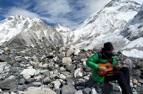 Базовый лагерь Эвереста . Турист с гитарой