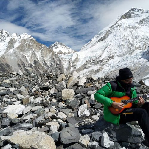 Базовий табір Евересту. Турист із гітарою